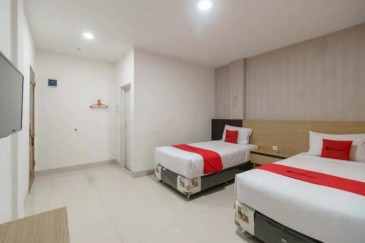 Reddoorz Plus @ Cemara Asri Medan Esterno foto