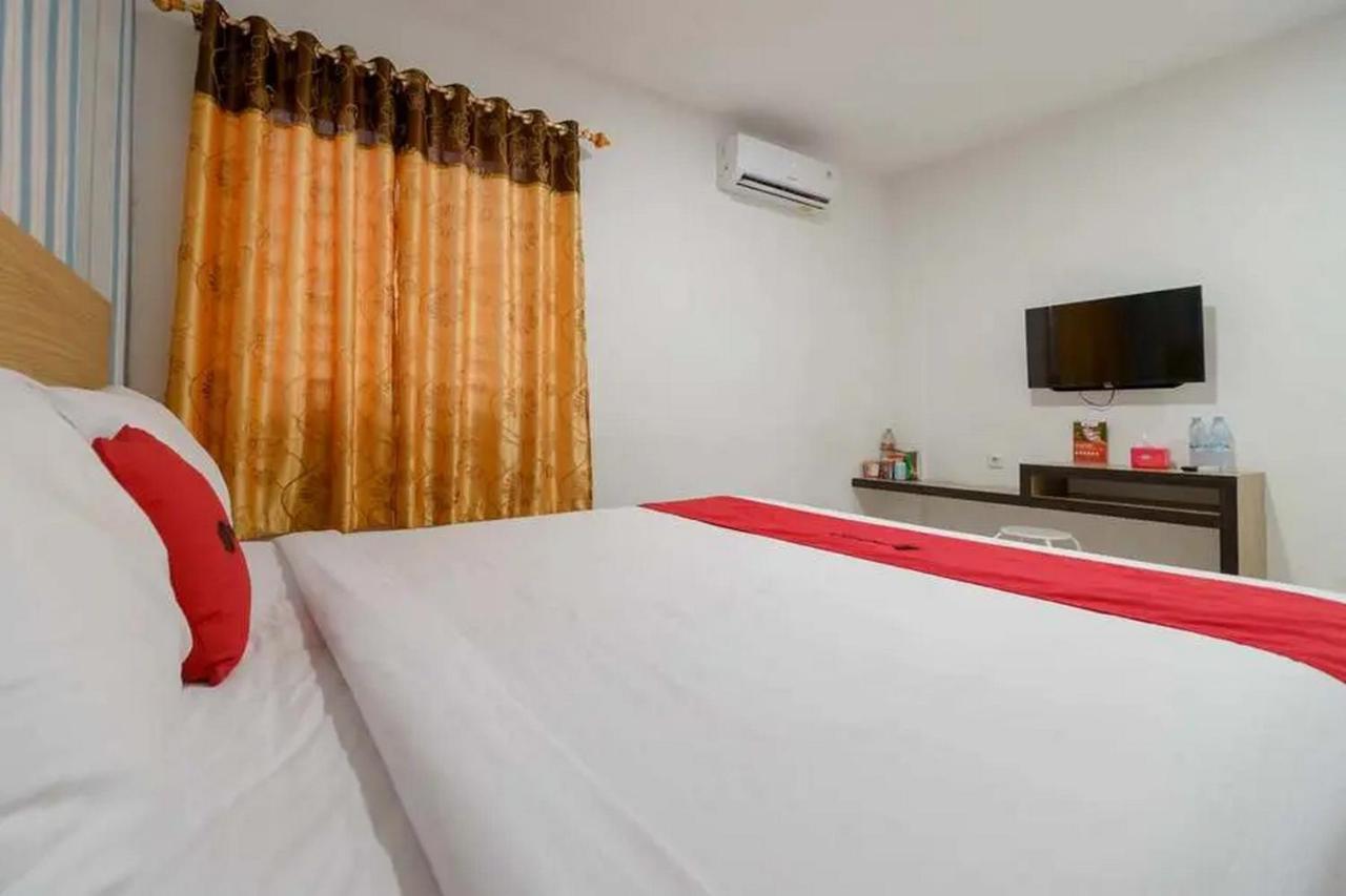 Reddoorz Plus @ Cemara Asri Medan Esterno foto